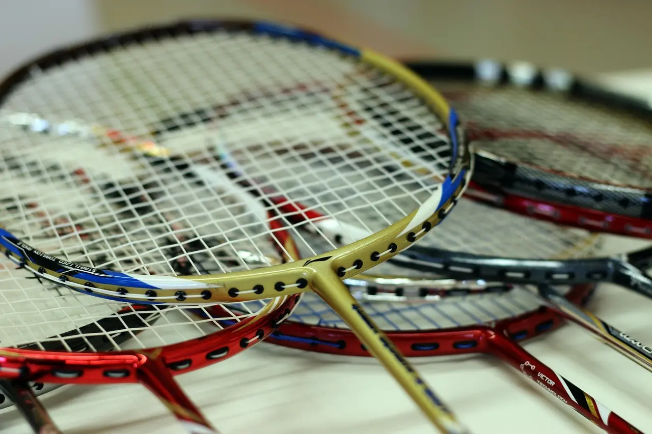 Flere badmintonketchere lagt oven på hinanden